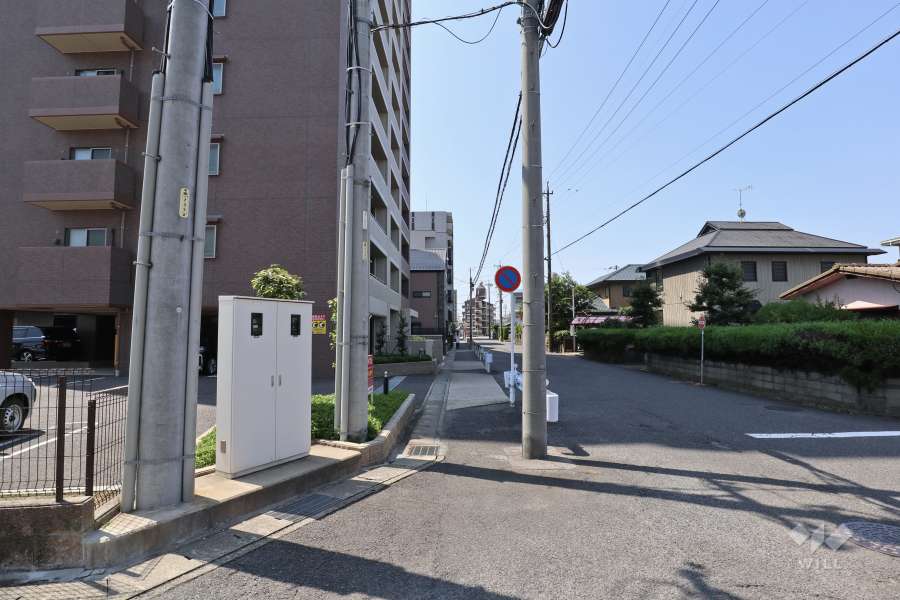 敷地西側の前面道路