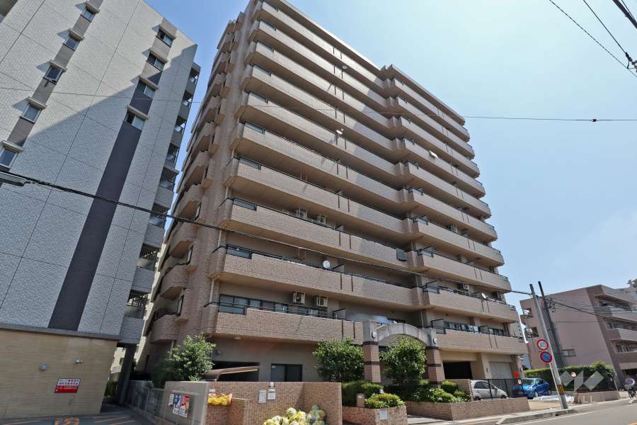 ロイヤルシャトー勝川2の外観（南西側から）