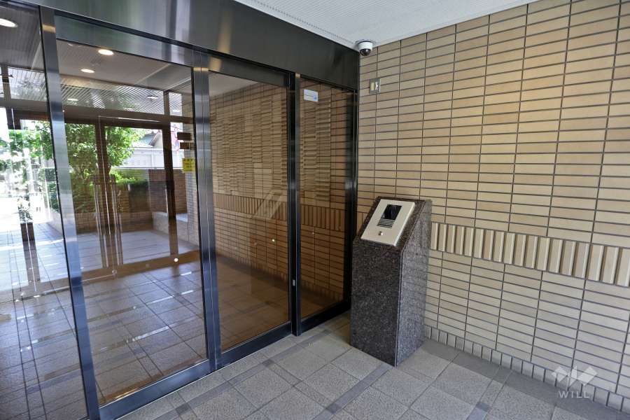 エントランスはオートロック付きです。