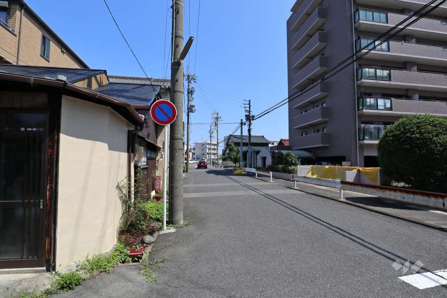 敷地西側の前面道路