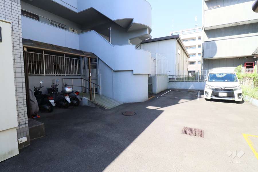 敷地内駐車場（屋外平面式）とバイク置き場