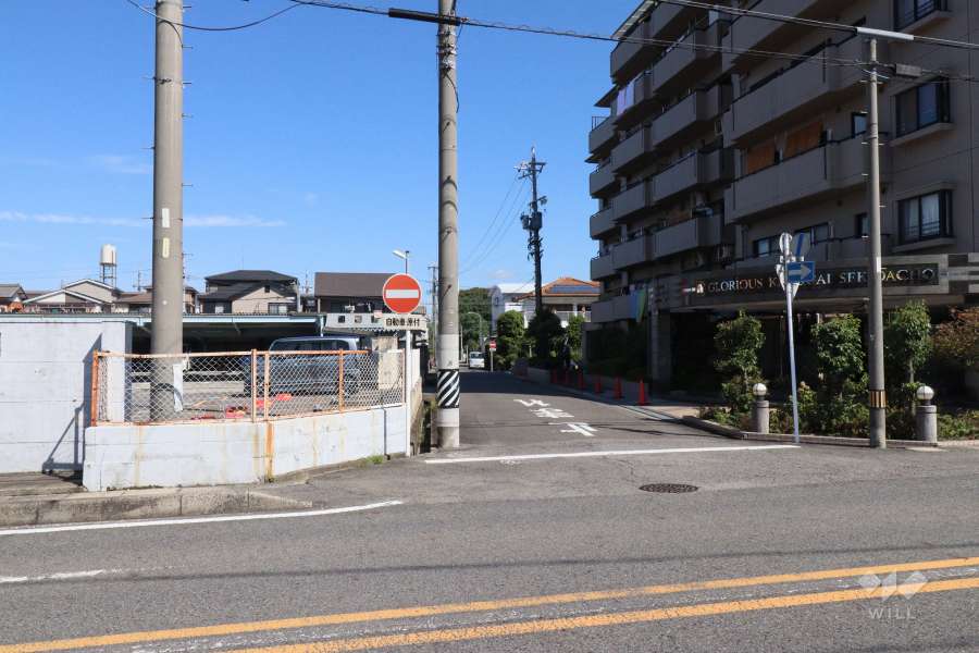 敷地西側の前面道路