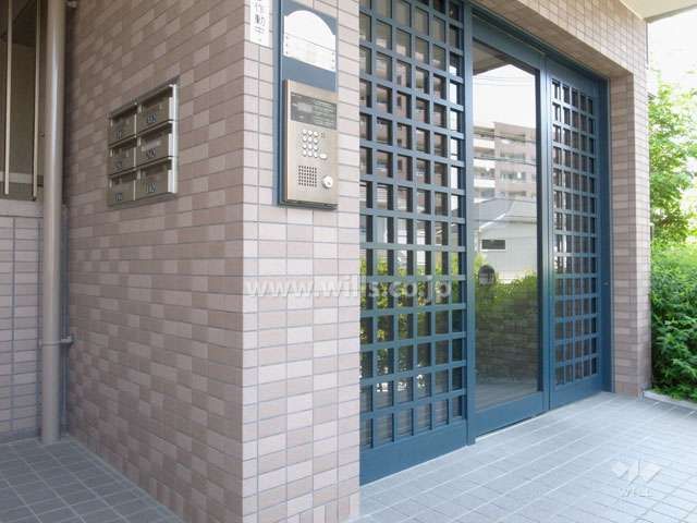 8番館のエントランス