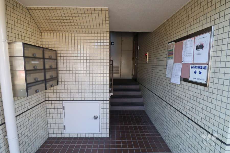 共用ポストと住戸入り口