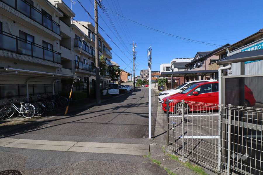 敷地北側の前面道路（東側から）