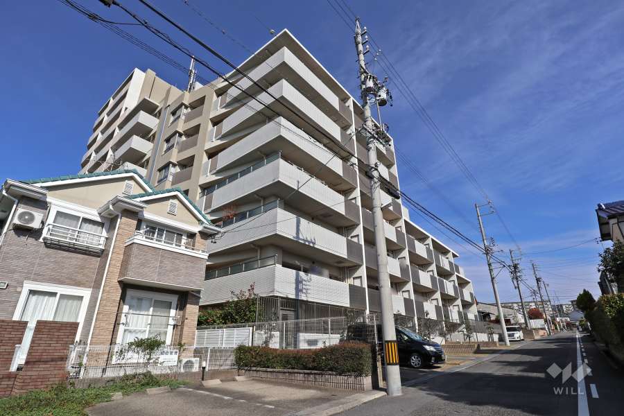 ローレルコート岩成台の外観（南側から）