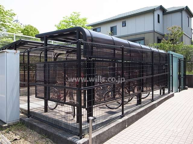 扉と屋根付きの駐輪場