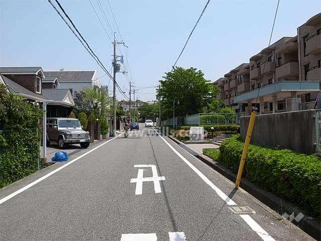 敷地北側の前面道路。周辺は第一種低層住居専用地域に指定された閑静な住宅地。