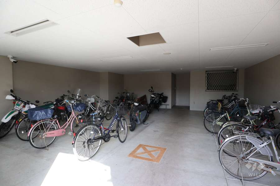 屋内に設けられた駐輪場