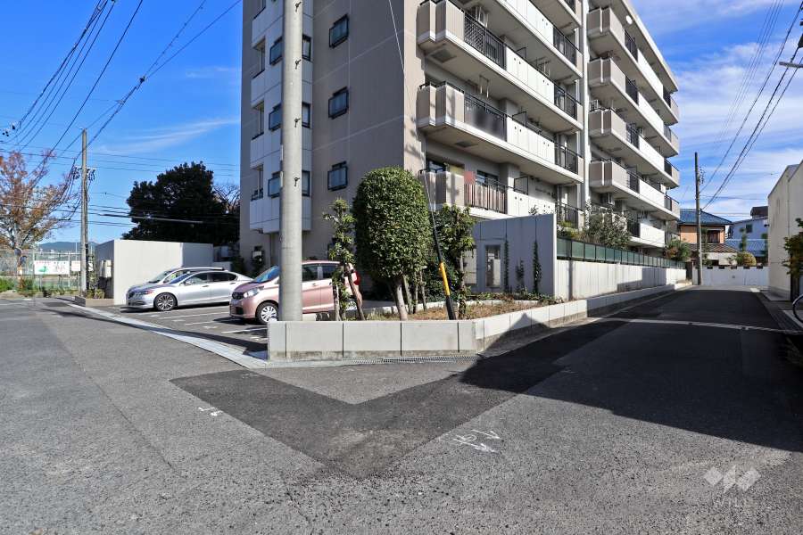 敷地南側の前面道路