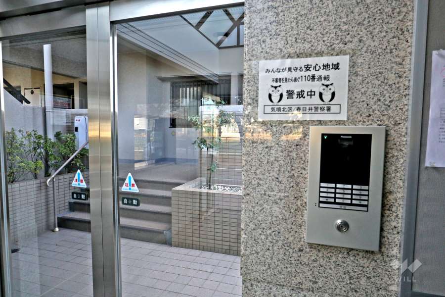 エントランスはオートロック付きです。