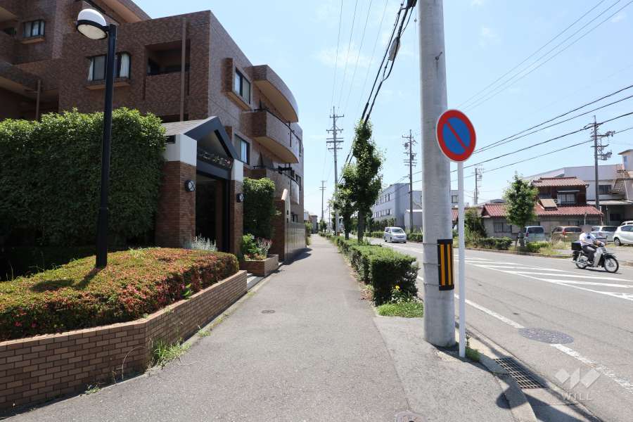 敷地西側の前面道路