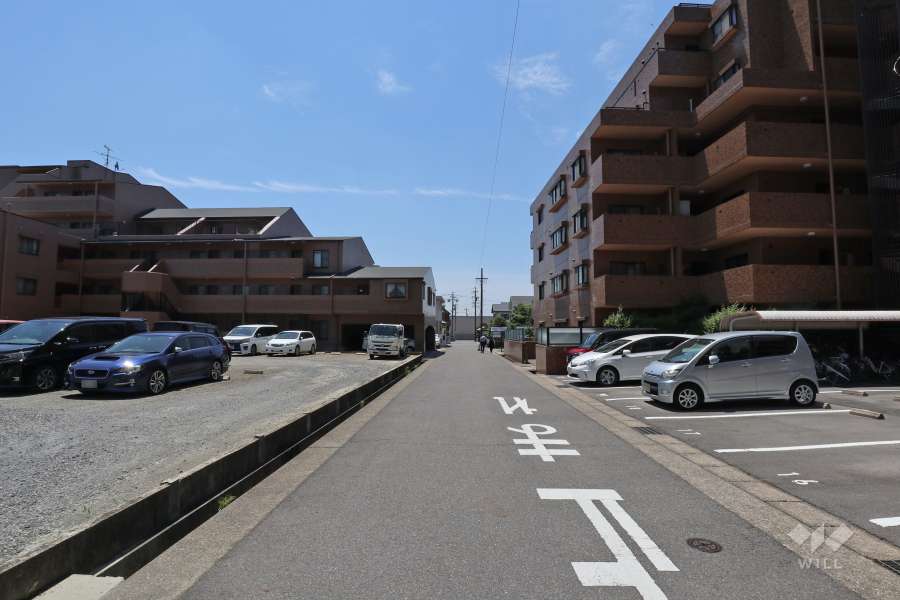 敷地西側の前面道路