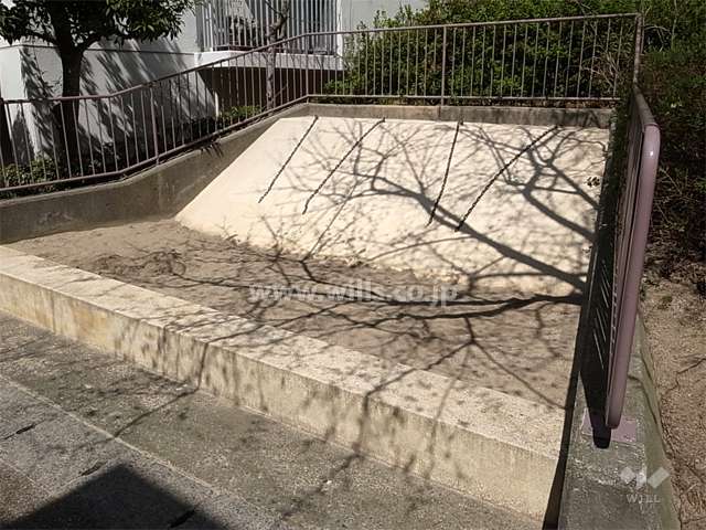 敷地の各所にさまざまな遊具が設置された公園があります。
