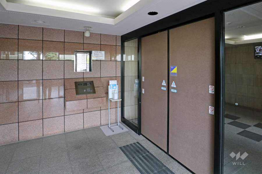 エントランスはオートロック付きです。