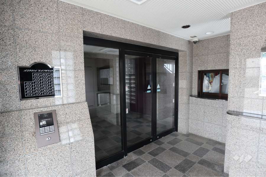 エントランスはオートロック付きです。