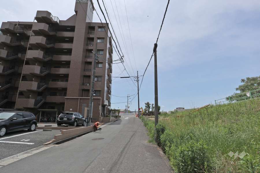 敷地西側の前面道路