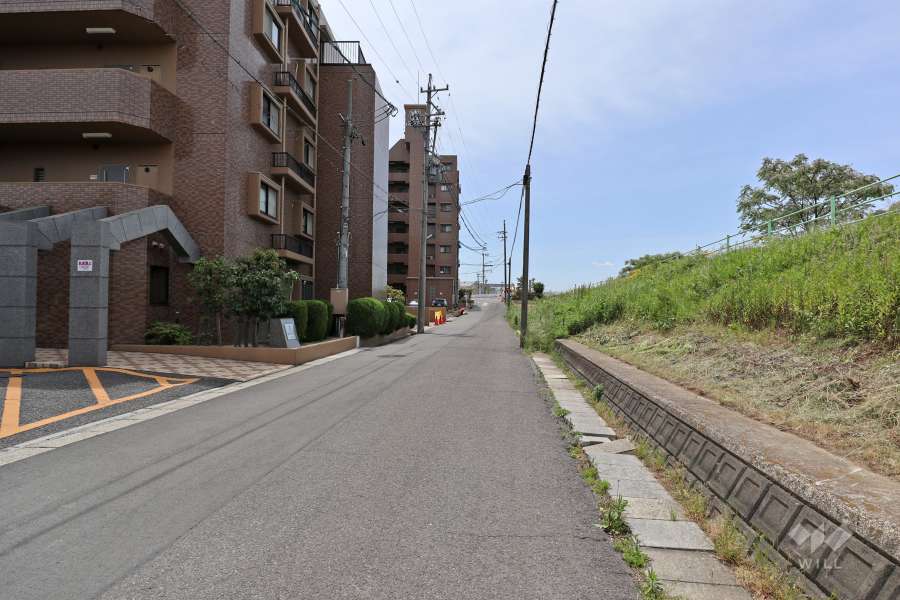 敷地西側の前面道路