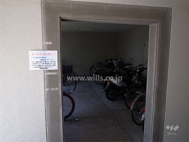 ３２号棟の建物1階部分にある駐輪場、バイク置き場
