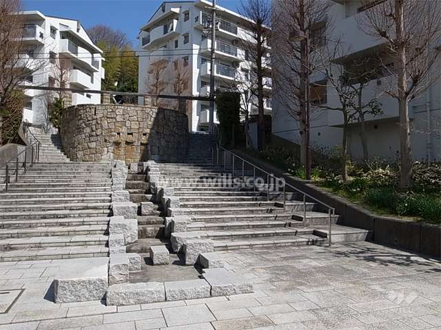 敷地の西側は天の川広場に面しています。
