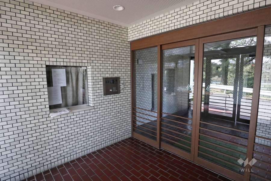 エントランスはオートロック付きです。