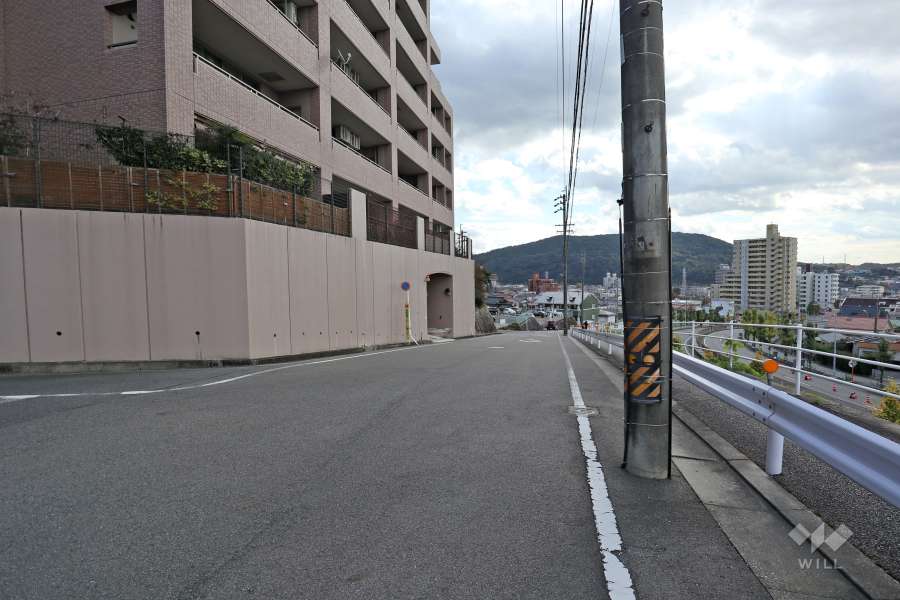 敷地南側の前面道路