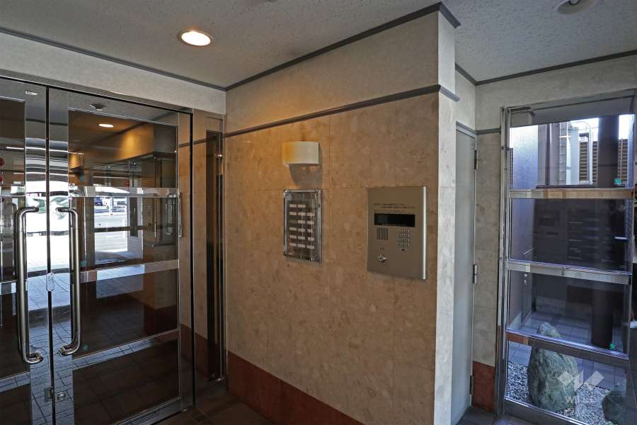 エントランスはオートロック付きです。