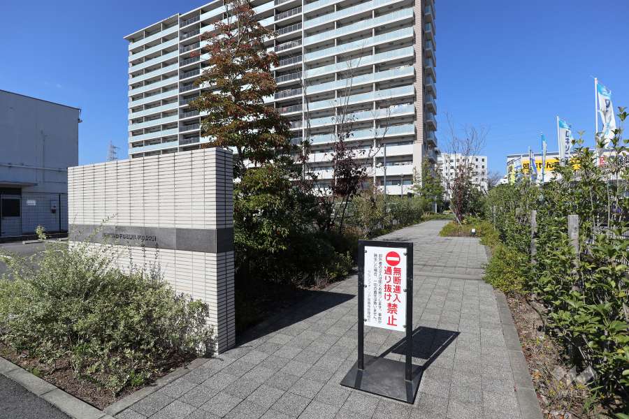 エントランスアプローチ（南側）