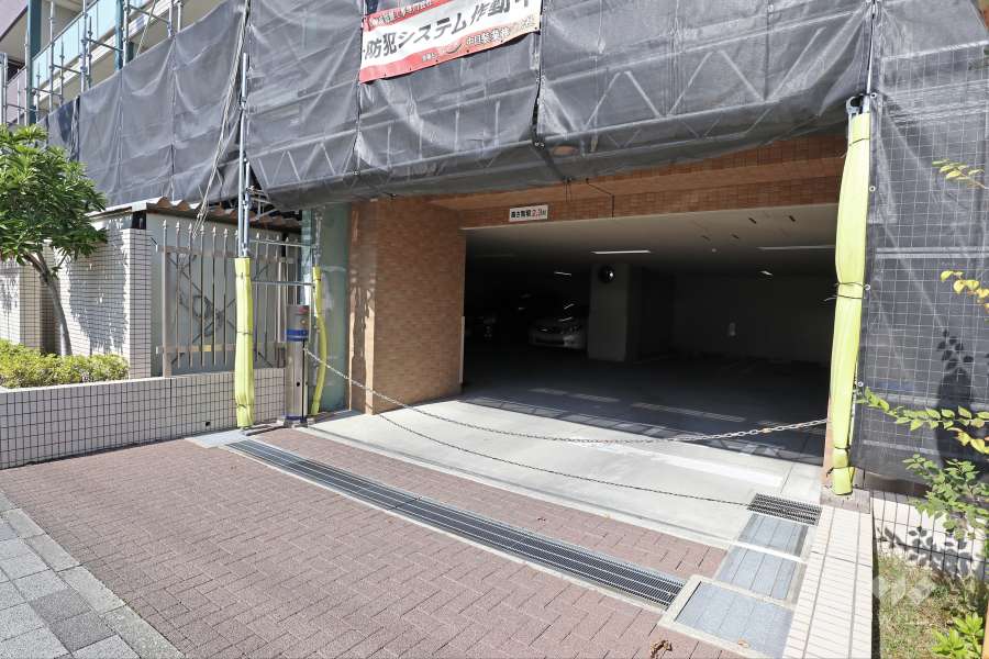 駐車場の出入り口（ロボットゲート付き）