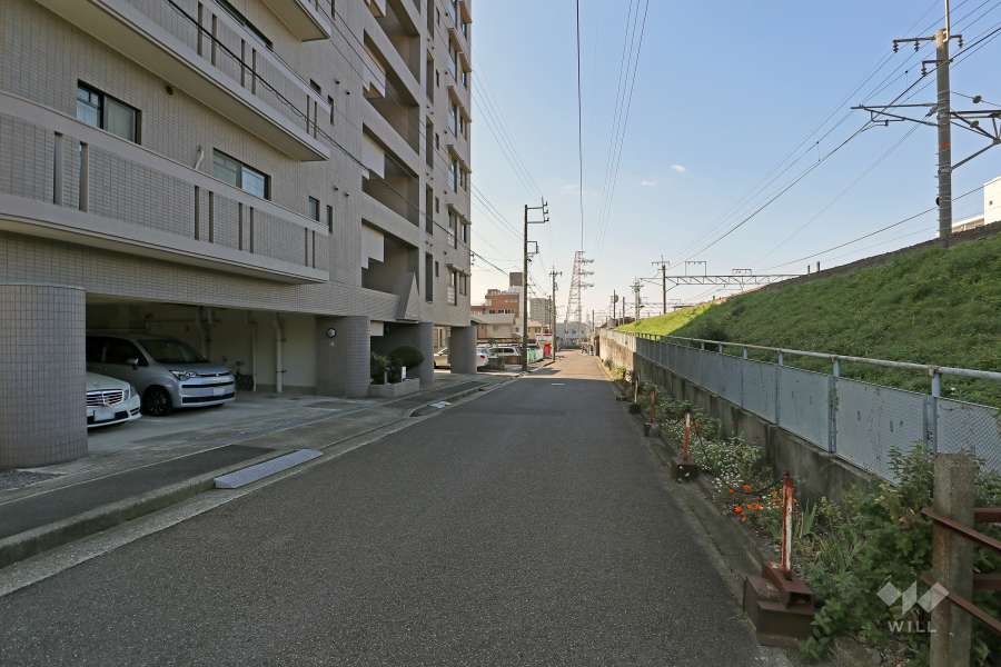 敷地北側前面道路を西に進むと高蔵寺の駅がすぐ見えて来ます。