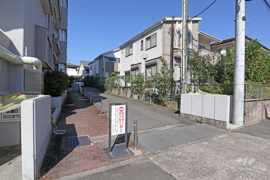 住戸入り口と駐車場の出入り口