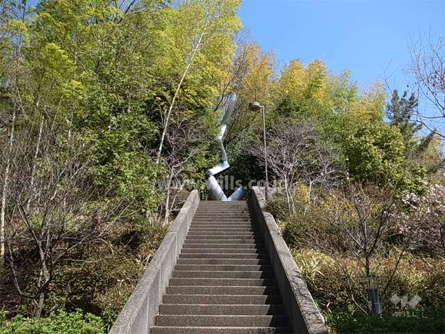 ３７号棟の北側にある彫刻