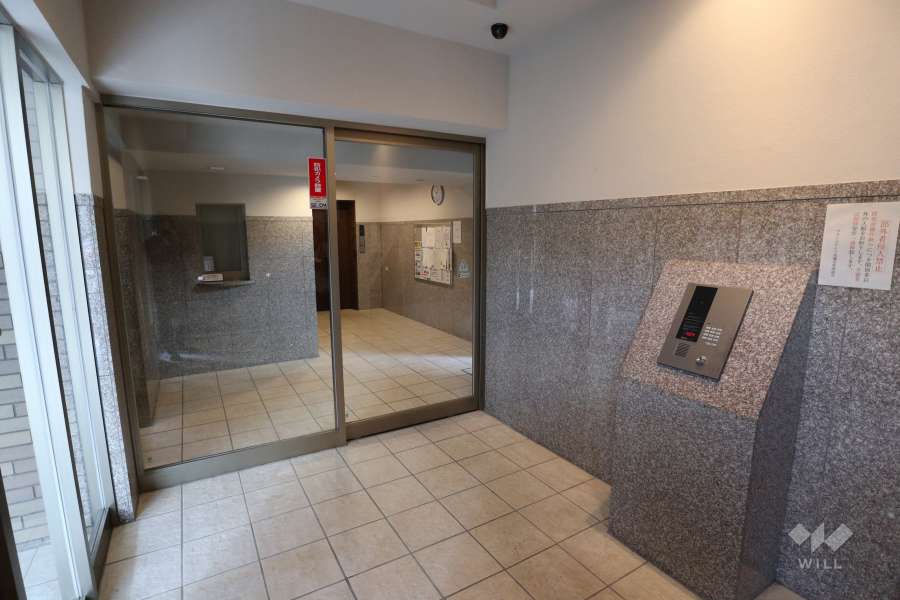 エントランスはオートロック付きです。