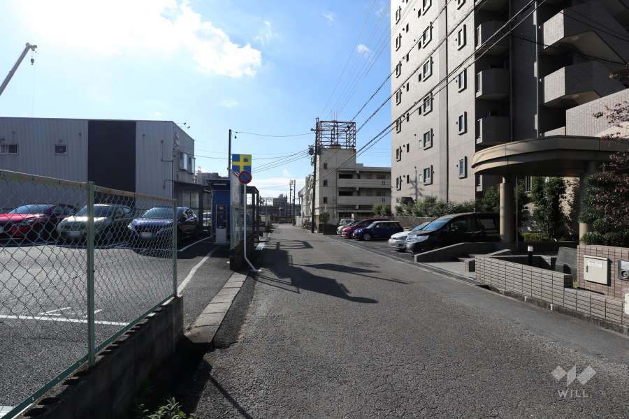 敷地東側の前面道路（北側から）