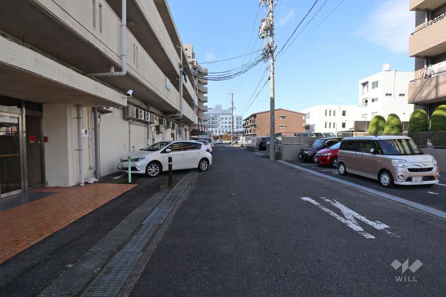 敷地南側の前面道路（東側から）