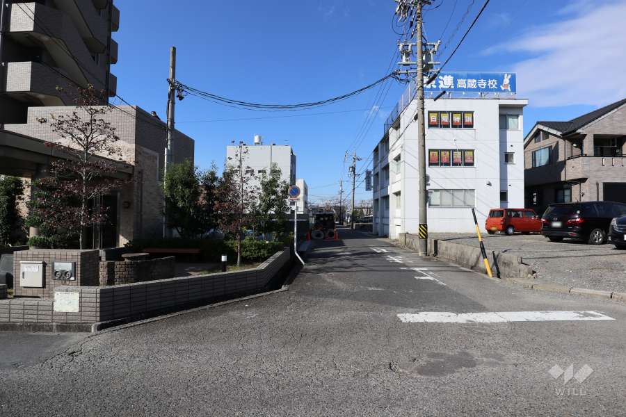 敷地北側の前面道路（東側から）