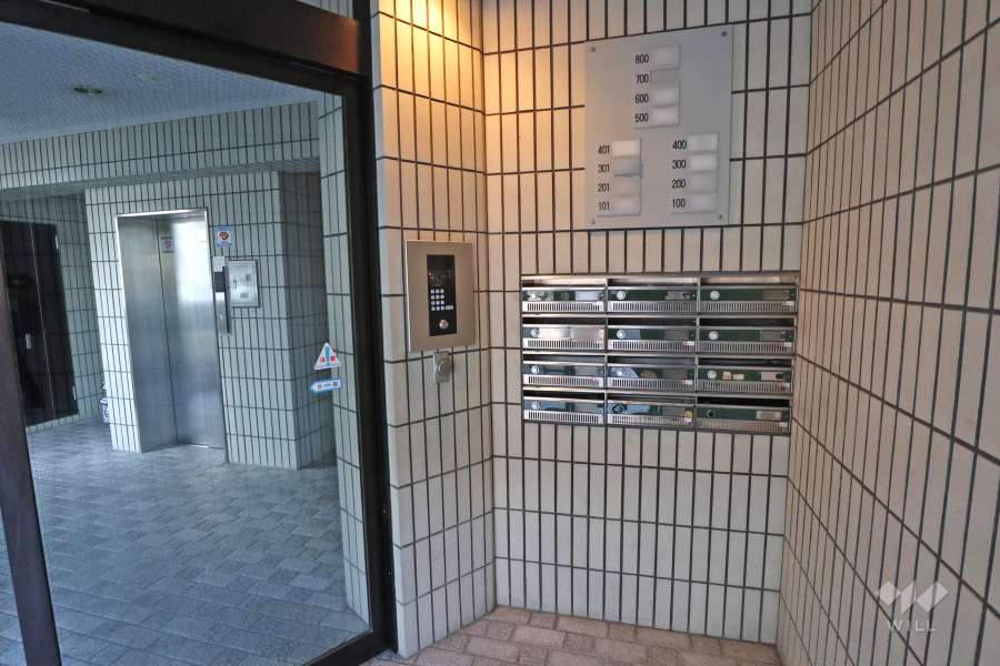エントランスはオートロック付きです。