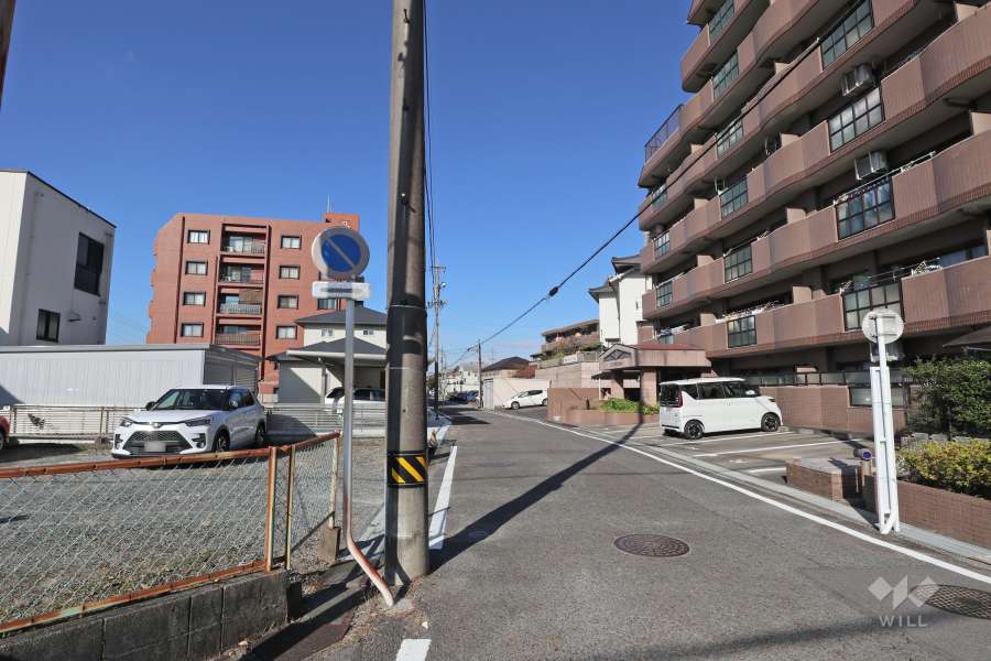 敷地南側の前面道路