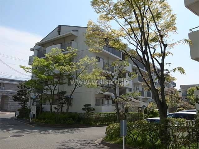 公団千里緑丘団地１１号棟の外観（北東側から）