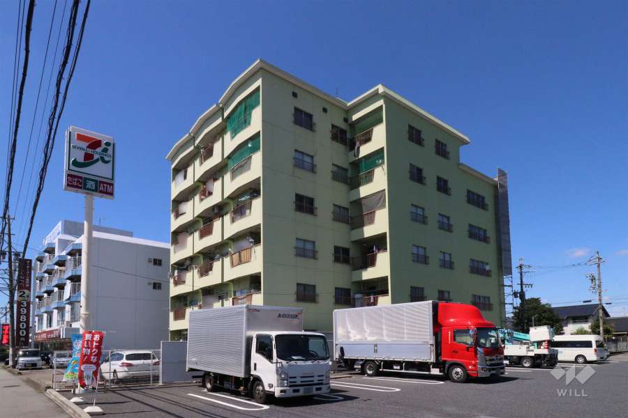 春日井中央マンションの外観(南東側から）※2022年11月現在、大規模修繕工事中
