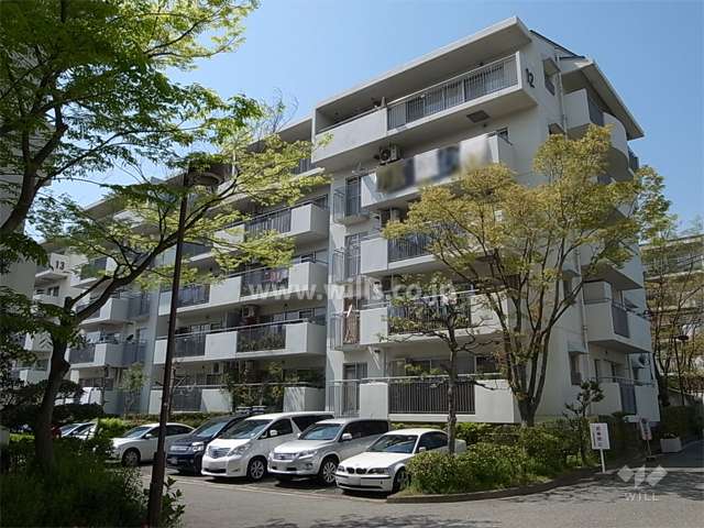 公団千里緑丘団地１２号棟の外観（南東側から）