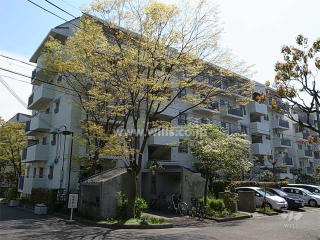 公団千里緑丘団地１２号棟の外観（北東側から）