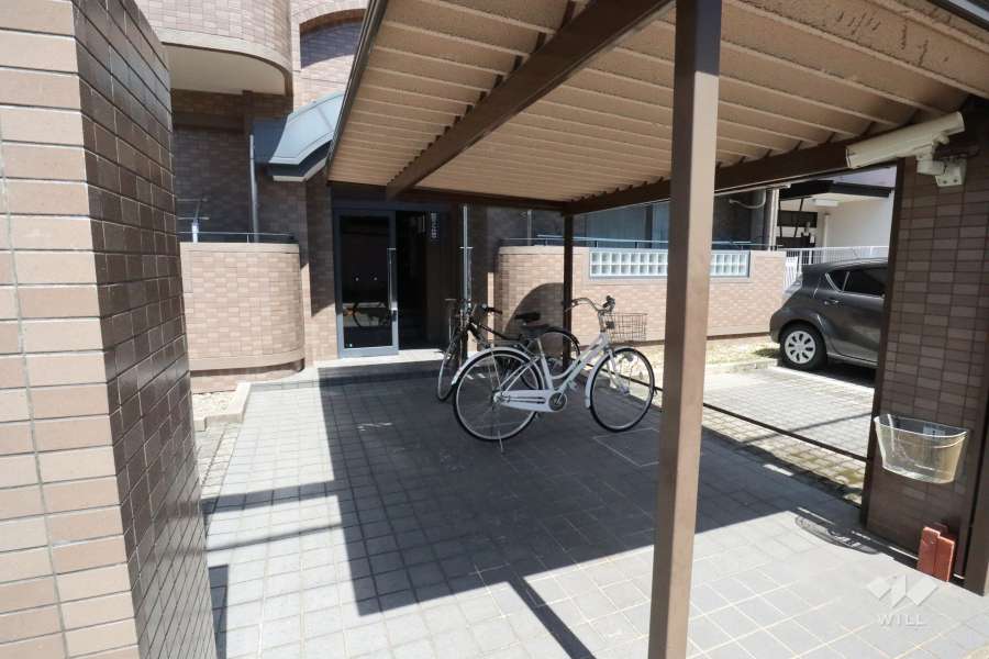 エントランスアプローチと駐輪場（屋根付き）