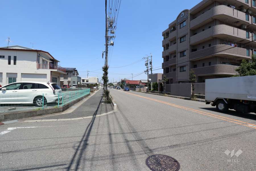 敷地北西側の前面道路（南西側から）