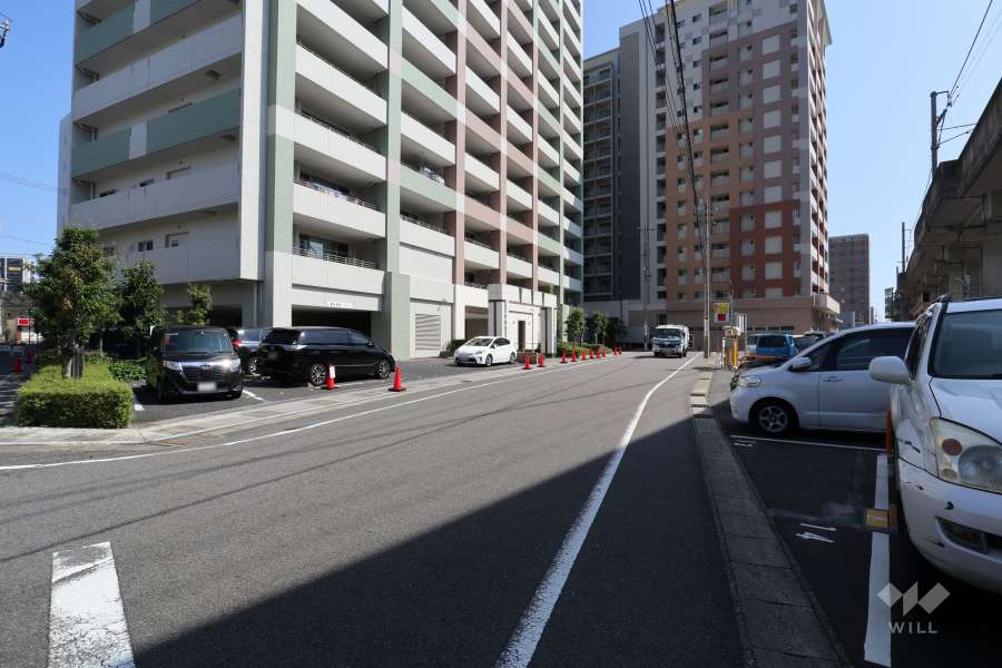 敷地南東側の前面道路（南西側から）