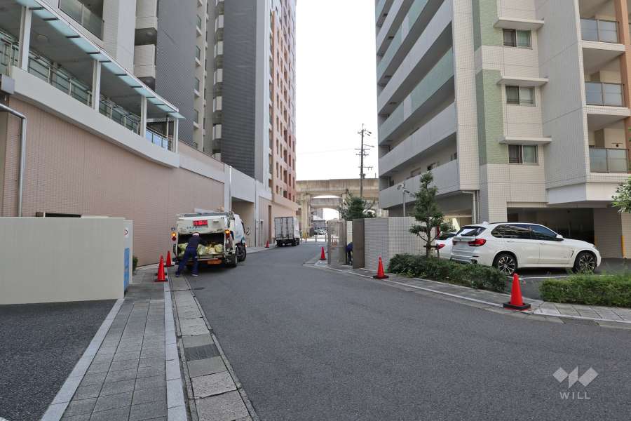 敷地北東側の前面道路（南東側から）