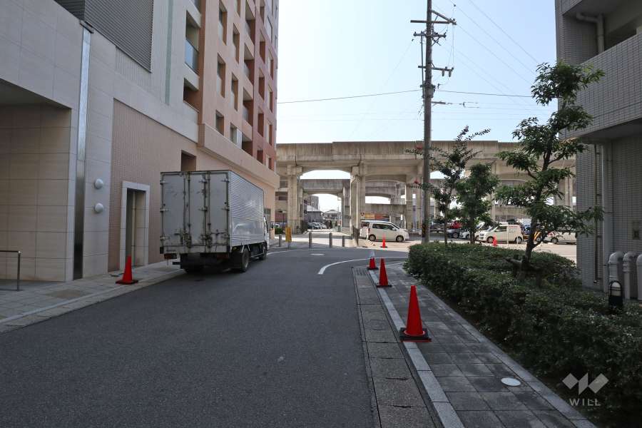 敷地西側の前面道路