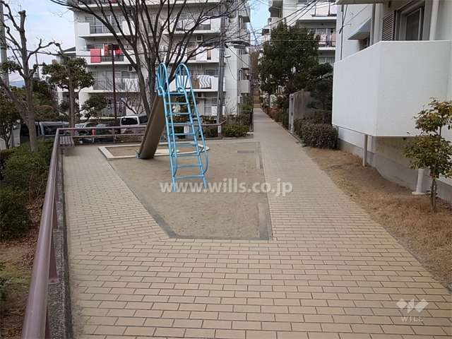 13号棟の西側にある小さな公園