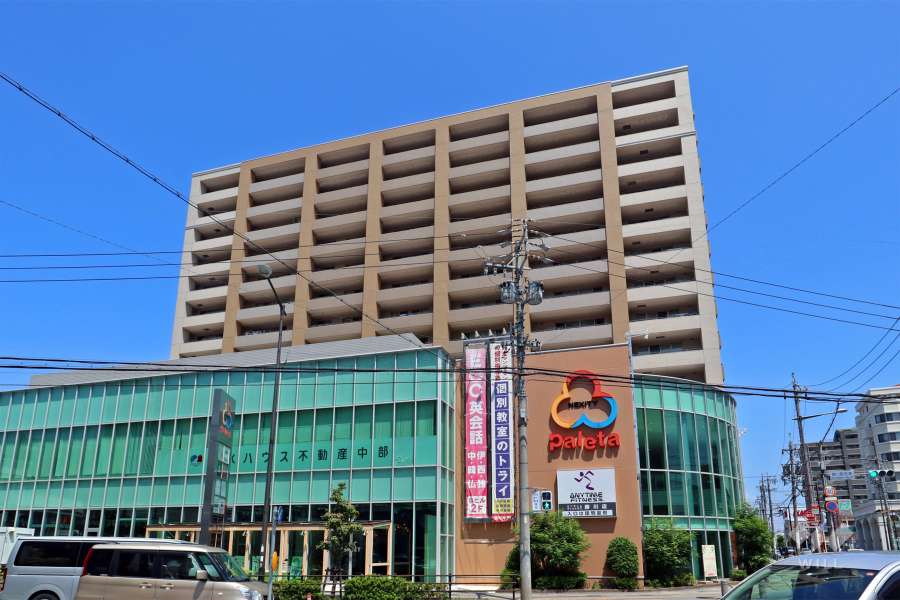 グランドメゾン勝川ネクシティイーストコートの外観（南側から）。スーパーや飲食店等が入ったショッピングモール『ネクシティパレッタ』と直結しています。