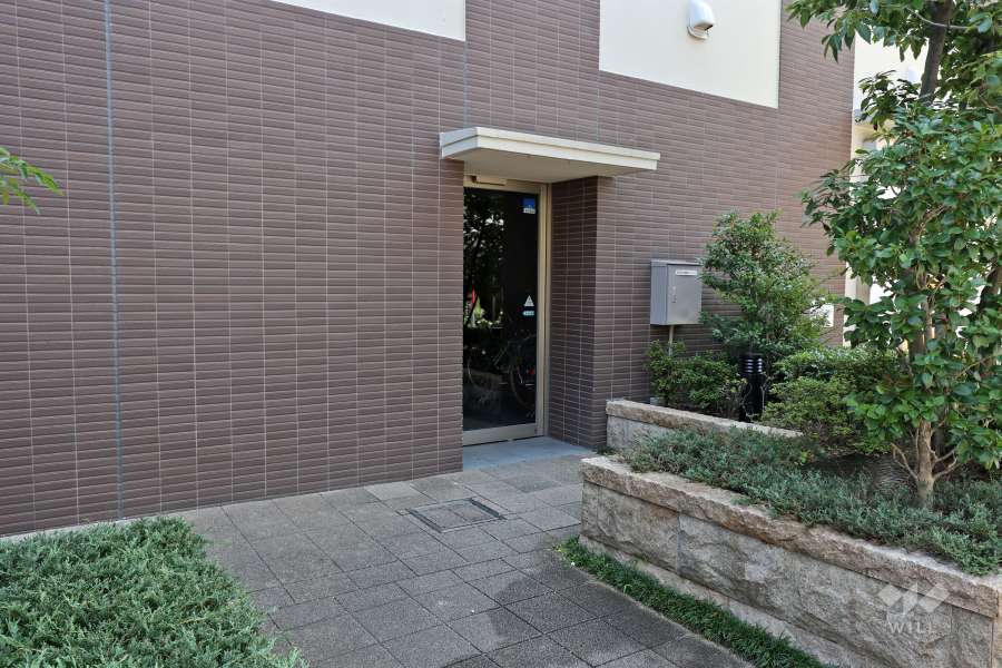 屋内に設けられた駐輪場の入口